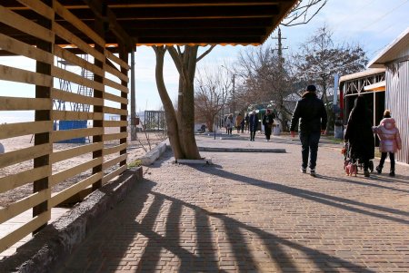 Прогулка по пляжу Лузановка: одесситы наслаждаются теплыми днями (фоторепортаж)