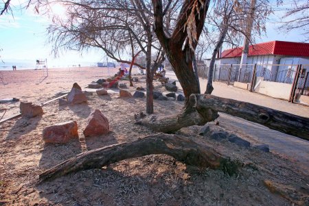 Прогулка по пляжу Лузановка: одесситы наслаждаются теплыми днями (фоторепортаж)