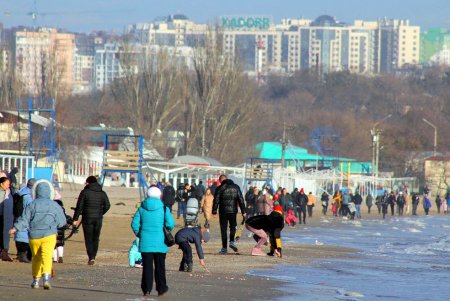 Прогулка по пляжу Лузановка: одесситы наслаждаются теплыми днями (фоторепортаж)