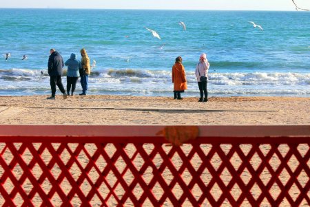 Прогулка по пляжу Лузановка: одесситы наслаждаются теплыми днями (фоторепортаж)