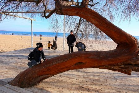 Прогулка по пляжу Лузановка: одесситы наслаждаются теплыми днями (фоторепортаж)