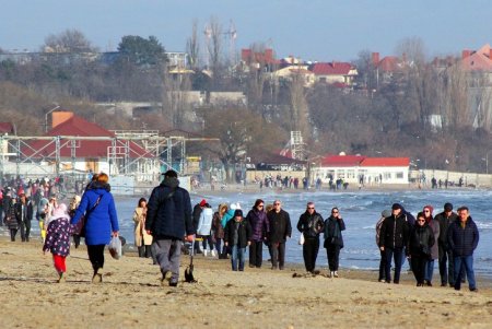 Прогулка по пляжу Лузановка: одесситы наслаждаются теплыми днями (фоторепортаж)