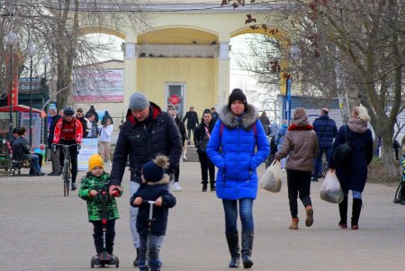 Прогулка по пляжу Лузановка: одесситы наслаждаются теплыми днями (фоторепортаж)