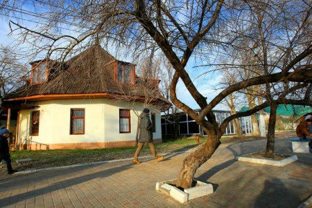 Прогулка по пляжу Лузановка: одесситы наслаждаются теплыми днями (фоторепортаж)