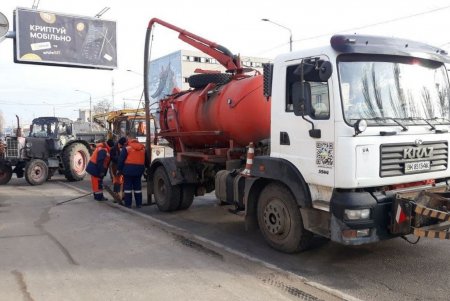 Коммунальщики очищают дождеприемники в Киевском районе города