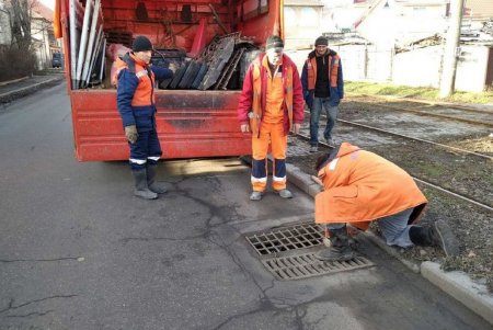 Коммунальщики очищают дождеприемники в Киевском районе города