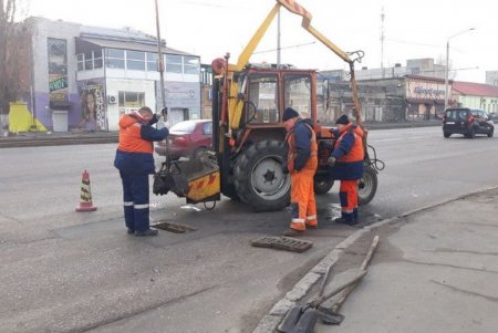 Коммунальщики очищают дождеприемники в Киевском районе города