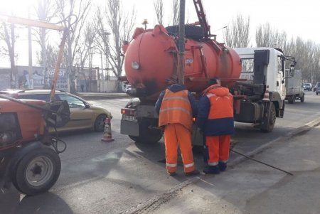 Коммунальщики очищают дождеприемники в Киевском районе города