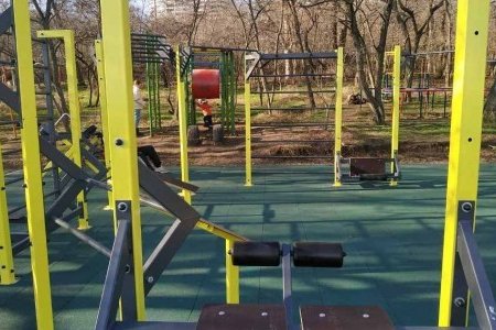 В районе пляжей «Ланжерон» и «Отрада» открыли спортивные площадки с новыми тренажерами (фото)