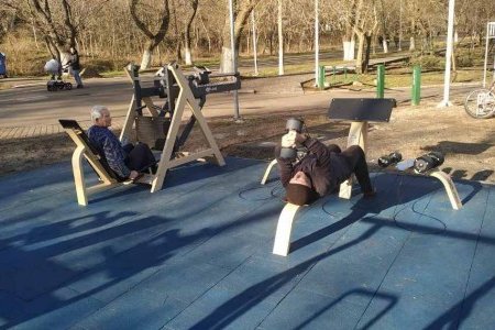 В районе пляжей «Ланжерон» и «Отрада» открыли спортивные площадки с новыми тренажерами (фото)