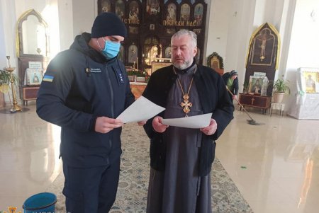 Накануне Рождества спасатели проверили пожарную безопасность в одесских храмах и напомнили правила безопасного обращения с огнем