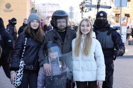 На Приморском бульваре патрульные поздравили маленьких одесситов с Рождеством (фото)