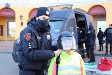 На Приморском бульваре патрульные поздравили маленьких одесситов с Рождеством (фото)