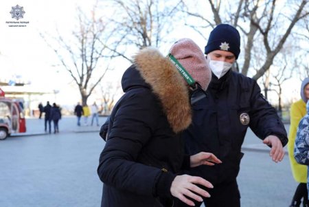 На Приморском бульваре патрульные поздравили маленьких одесситов с Рождеством (фото)