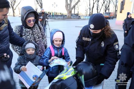 На Приморском бульваре патрульные поздравили маленьких одесситов с Рождеством (фото)