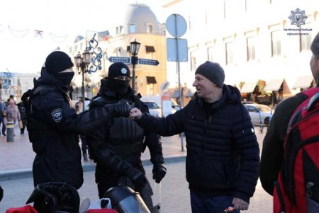 На Приморском бульваре патрульные поздравили маленьких одесситов с Рождеством (фото)