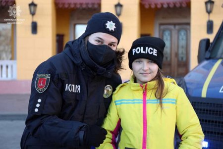 На Приморском бульваре патрульные поздравили маленьких одесситов с Рождеством (фото)