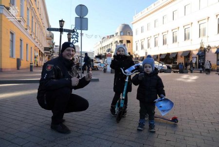 На Приморском бульваре патрульные поздравили маленьких одесситов с Рождеством (фото)