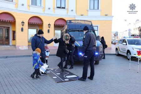 На Приморском бульваре патрульные поздравили маленьких одесситов с Рождеством (фото)