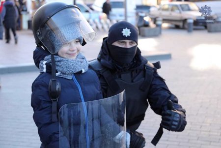 На Приморском бульваре патрульные поздравили маленьких одесситов с Рождеством (фото)