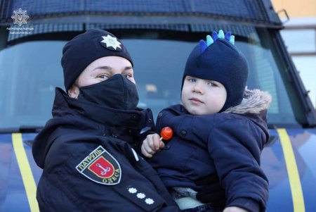 На Приморском бульваре патрульные поздравили маленьких одесситов с Рождеством (фото)