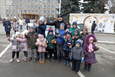На Приморском бульваре патрульные поздравили маленьких одесситов с Рождеством (фото)