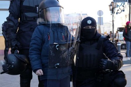 На Приморском бульваре патрульные поздравили маленьких одесситов с Рождеством (фото)