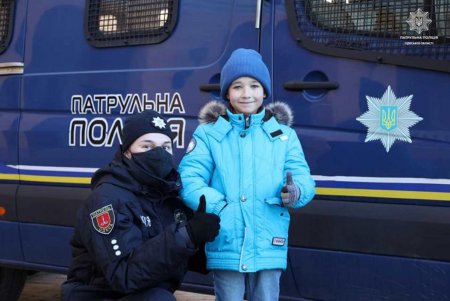 На Приморском бульваре патрульные поздравили маленьких одесситов с Рождеством (фото)