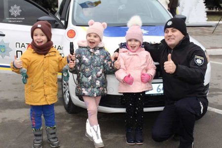 На Приморском бульваре патрульные поздравили маленьких одесситов с Рождеством (фото)