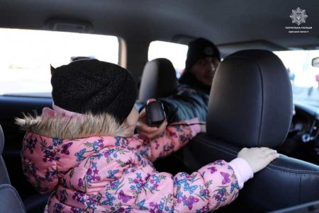 На Приморском бульваре патрульные поздравили маленьких одесситов с Рождеством (фото)