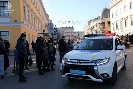 На Приморском бульваре патрульные поздравили маленьких одесситов с Рождеством (фото)