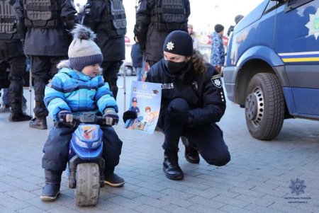 На Приморском бульваре патрульные поздравили маленьких одесситов с Рождеством (фото)