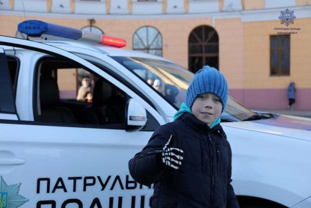 На Приморском бульваре патрульные поздравили маленьких одесситов с Рождеством (фото)