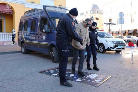 На Приморском бульваре патрульные поздравили маленьких одесситов с Рождеством (фото)