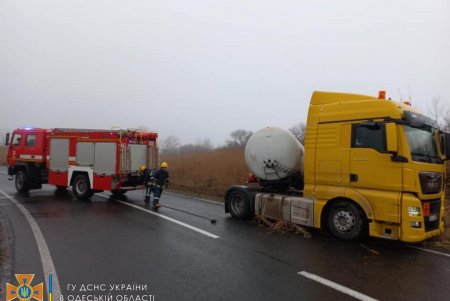 Спасатели помогли четверым автомобилистам, застрявшим на скользких и заснеженных дорогах региона (фото)
