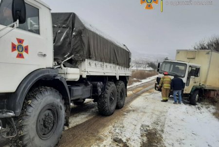 Спасатели помогли четверым автомобилистам, застрявшим на скользких и заснеженных дорогах региона (фото)