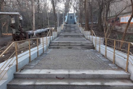 На Молдаванке капитально отремонтировали две лестницы (фото)