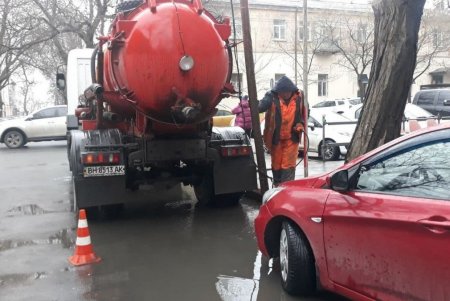 Во вторник ремонт дорог и прочистка дождеприемников проводится на нескольких улицах города (фото)