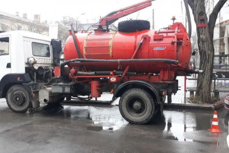 Во вторник ремонт дорог и прочистка дождеприемников проводится на нескольких улицах города (фото)