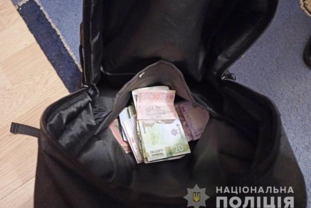 В Одессе мужчина ограбил пункт продажи лотерейных билетов, распылив в лицо продавщицы газовый баллончик (фото, видео)