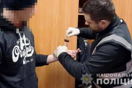В Одессе мужчина ограбил пункт продажи лотерейных билетов, распылив в лицо продавщицы газовый баллончик (фото, видео)