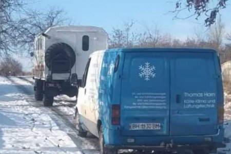Одесская область: спасатели оказали помощь водителю, застрявшему на скользкой дороге (фото)