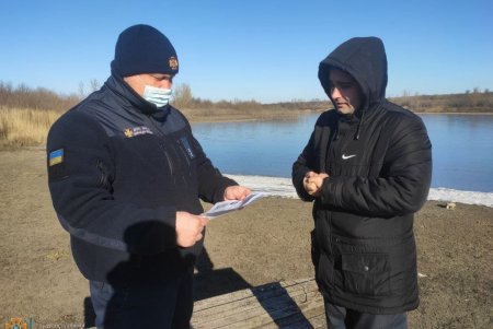 Спасатели напомнили жителям Суворовского района правила безопасного купания при праздновании Крещения