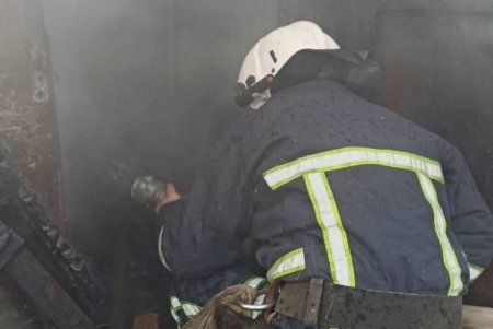 В Одесской области во время тушения пожара в хозпостройке спасатели обнаружили труп (фото)