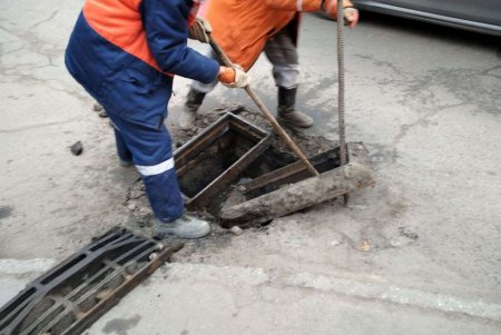 Коммунальщики за неделю очистили десятки улиц, дождеприемников и каналов (фото)