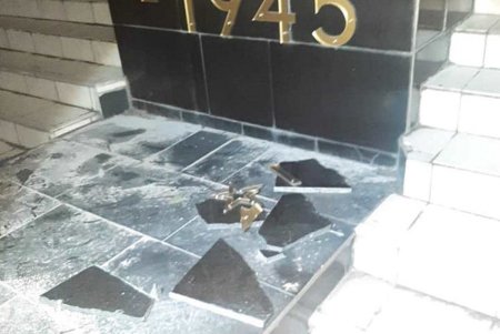 В Черноморске разрушилась плитка на Обелиске Славы (фото)