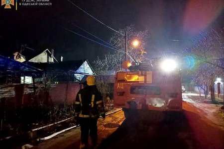 Одесские спасатели предотвратили распространение огня в жилом секторе (фото)