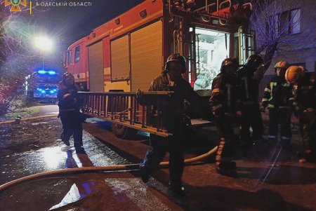 Одесские спасатели предотвратили распространение огня в жилом секторе (фото)