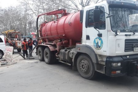 На ряде улиц в трех районах города коммунальщики очищают ливневки и ремонтируют дороги (фото)