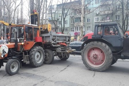 На ряде улиц в трех районах города коммунальщики очищают ливневки и ремонтируют дороги (фото)